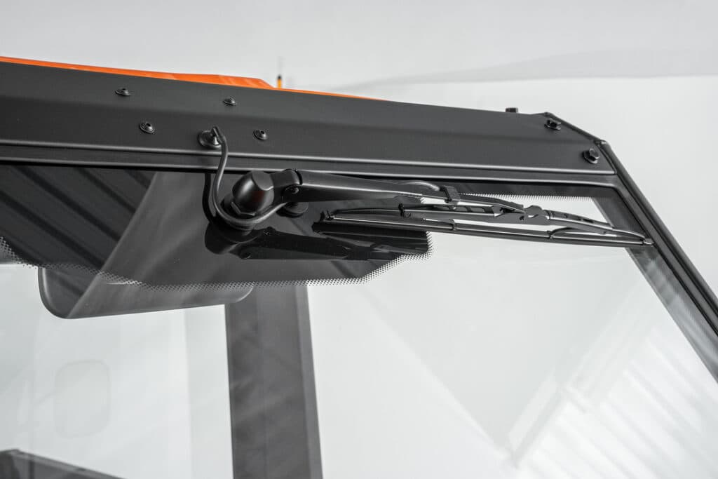 FRÄMRE VINDRUTA MED TORKARSYSTEM